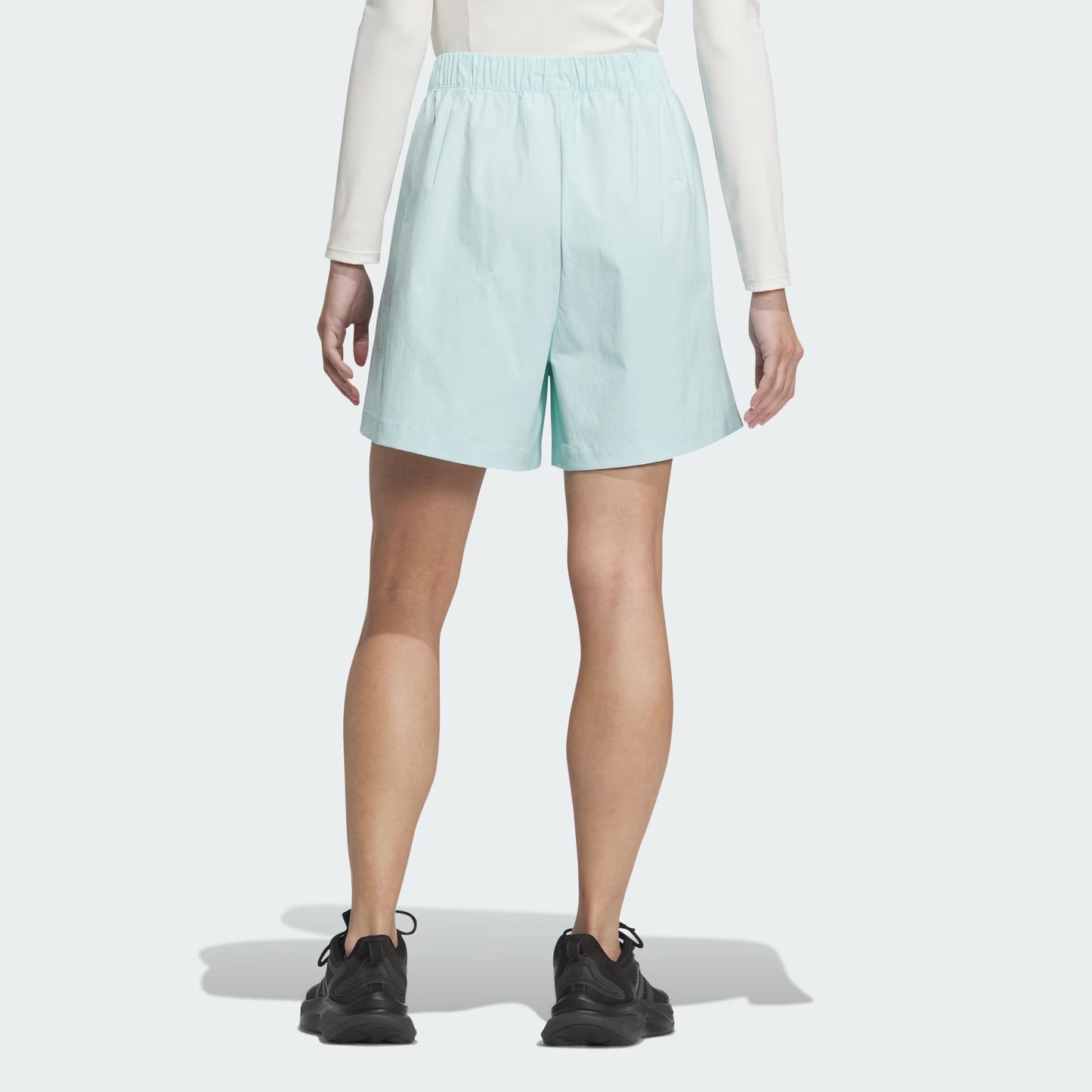Ayollar uchun Adidas shortilari