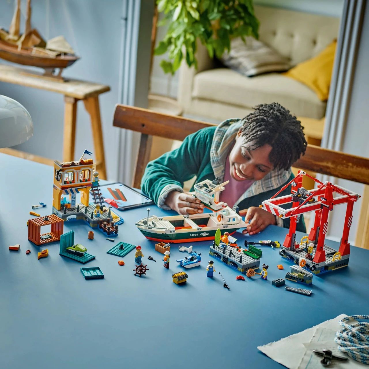 LEGO bandargohi va yuk kemasi (60422)