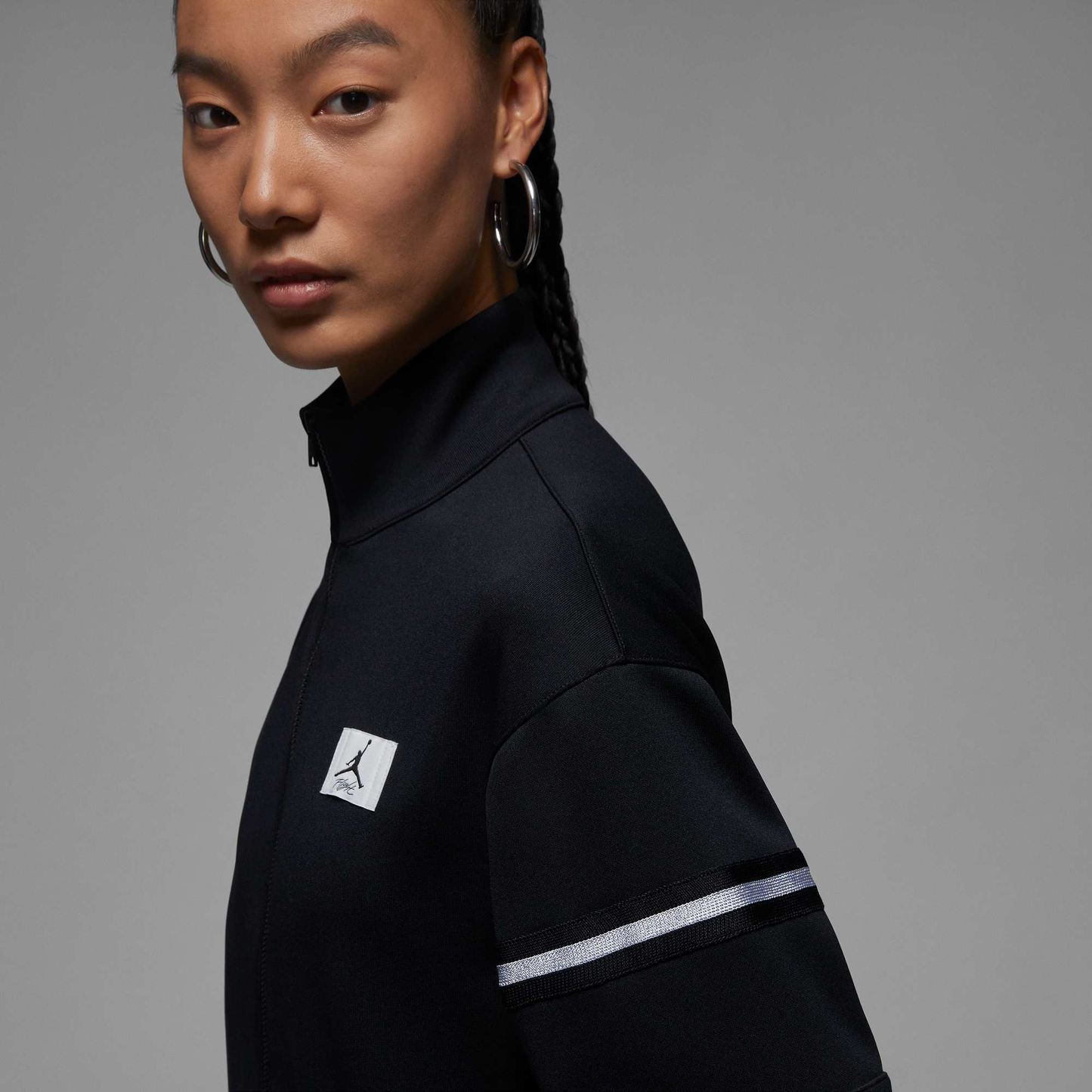 Jordan logotipi bosilgan chiziqli detalli bir qismli ayollar qora + qora kostyum