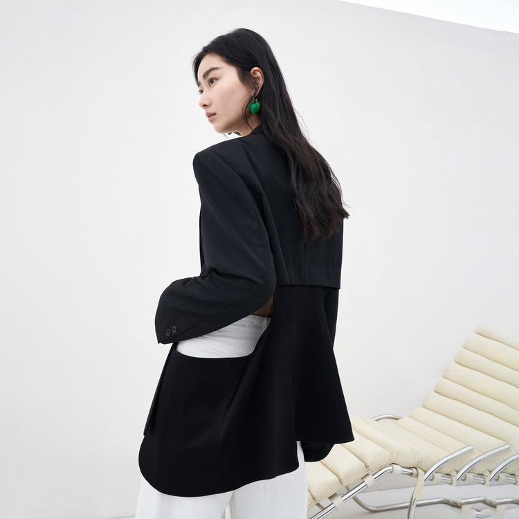Moco dekonstruksiya qilingan dizayndagi yuqori belli kesilgan metall tugmali keng yelkali blazer ayollar qora