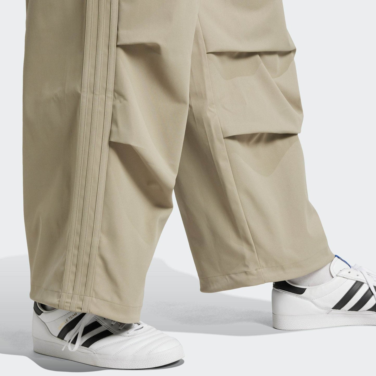 Спортивные брюки мужские Adidas Originals Parachute Fw24 Tracksuit Bottoms Pebble - Boxette Shop