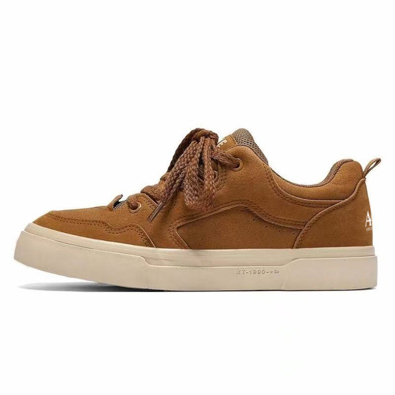 Erkaklar AAA 1955-yildan beri krossovkalar