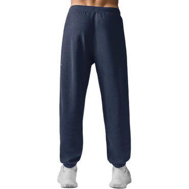 Alo yoga triumph restore bir xil rangdagi logotipi bosilgan, erkin ishlangan terli erkaklar shimlari