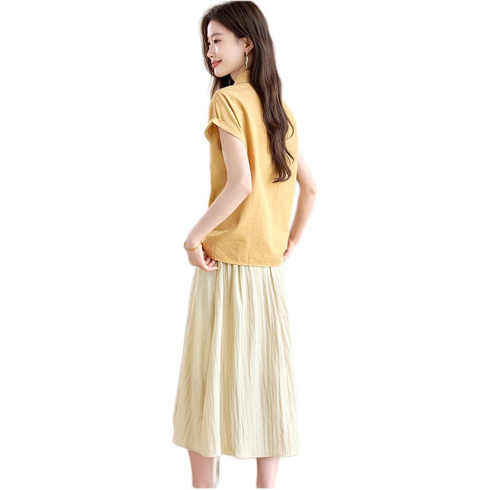 Pierre Cardin tomonidan ishlab chiqarilgan ayollar yubka-kurtkasi kostyumi