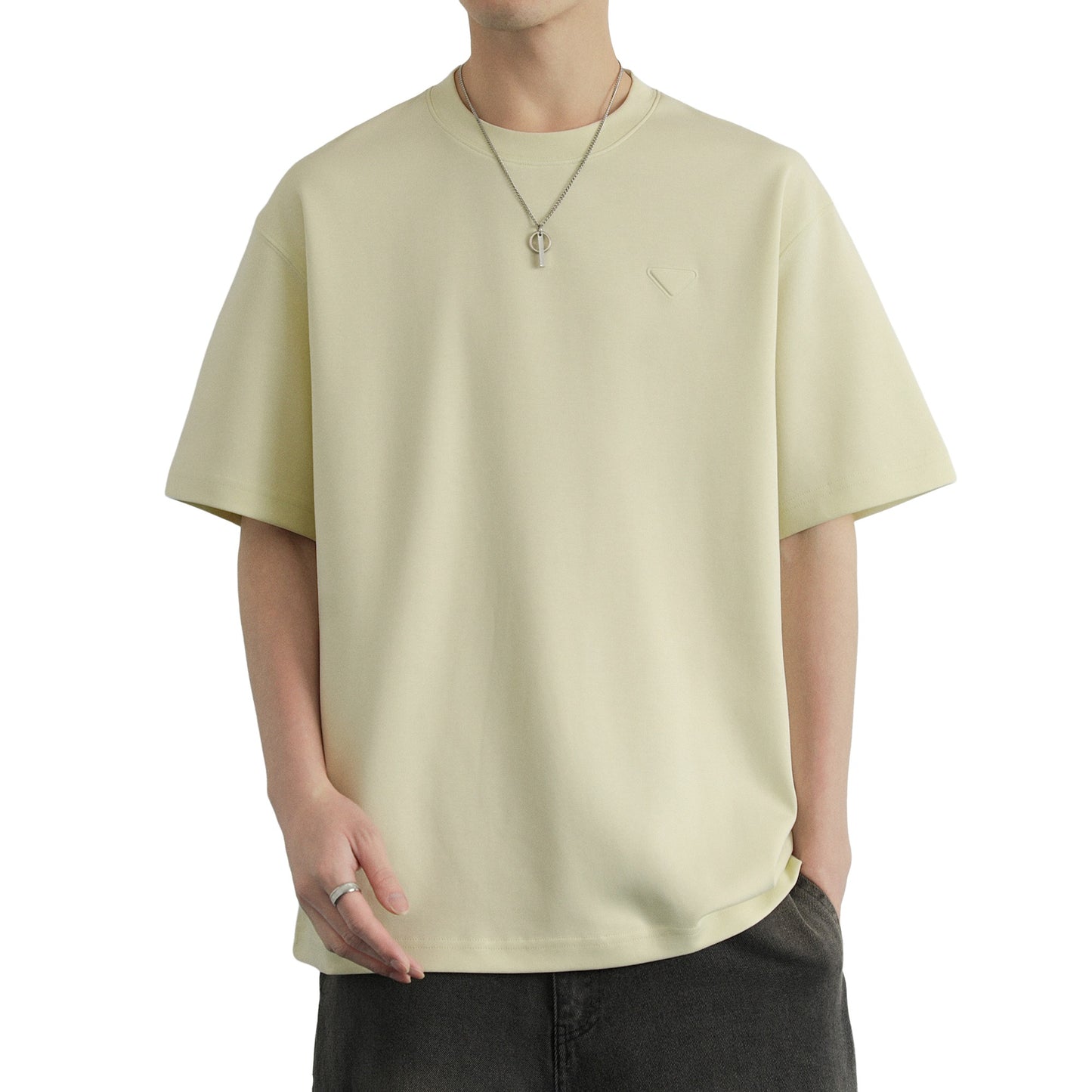 Hvga asosiy modellari eski pul uslubi yumshoq va qulay teri salqin tuyg'u yarim yengli pastki ko'ylak Amerika tekis rangli moda shaxsiyat trendi tasodifiy erkin qisqa qisma futbolkalar bir xil modellar bilan erkaklar va ayollar