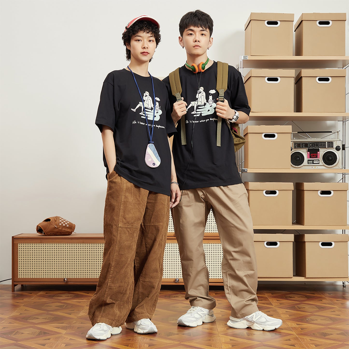 New Balance x PK Co-brend to'plami New Balance x PK Co-brend to'plami Nbboy Illustration Ekipaj bo'yinli Ko'p maqsadli bosma nafas oladigan qisqa yengli futbolka Erkaklar va ayollar qora