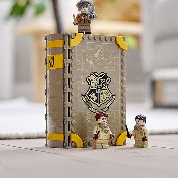 LEGO Garri Potter "Xogvartsda gerbologiya" (76384)