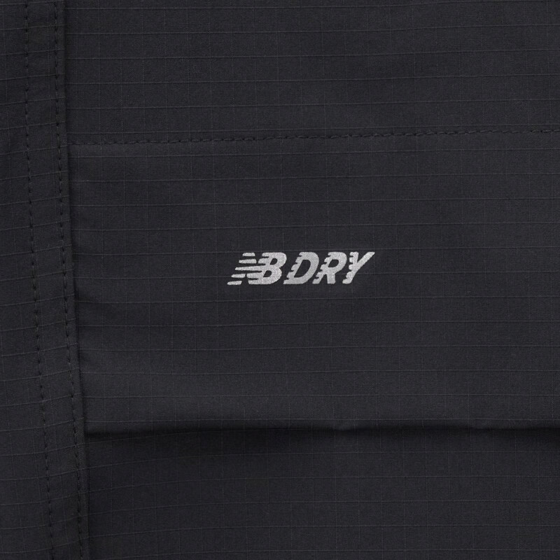 New Balance erkaklar uchun qora tekis to'rli shortilar