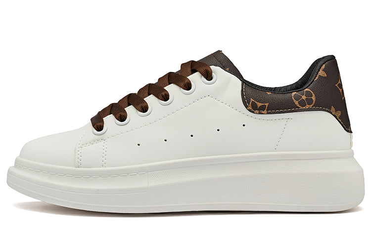 AAA 1955-yildan beri krossovkalar