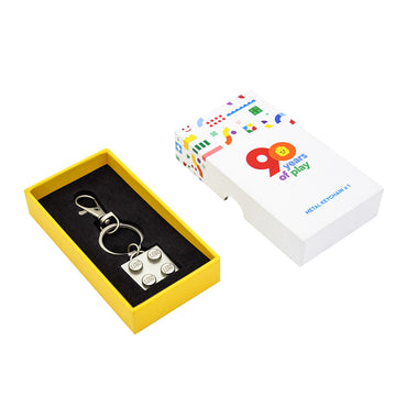 Брелок LEGO "90-летие: Ограниченная серия серебряного кирпича" - Boxette Shop