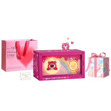 Disney Strawberry Bear ko-brend seriyali stereo bluetooth dinamik yorug'lik qo'g'irchog'i tungi yorug'lik yotoqxonasini bezatish yoqimli va amaliy ma'noli keksa qizning tug'ilgan kuni sevgilisi sovg'asi universal sovg'a to'plami