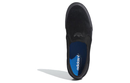 Ayollar krossovkalari va Adidas Shmoofoil