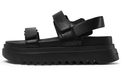 Charlz va Keyt ayollar sandallari