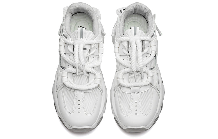 Erkaklar AAA 1955-yildan beri krossovkalar