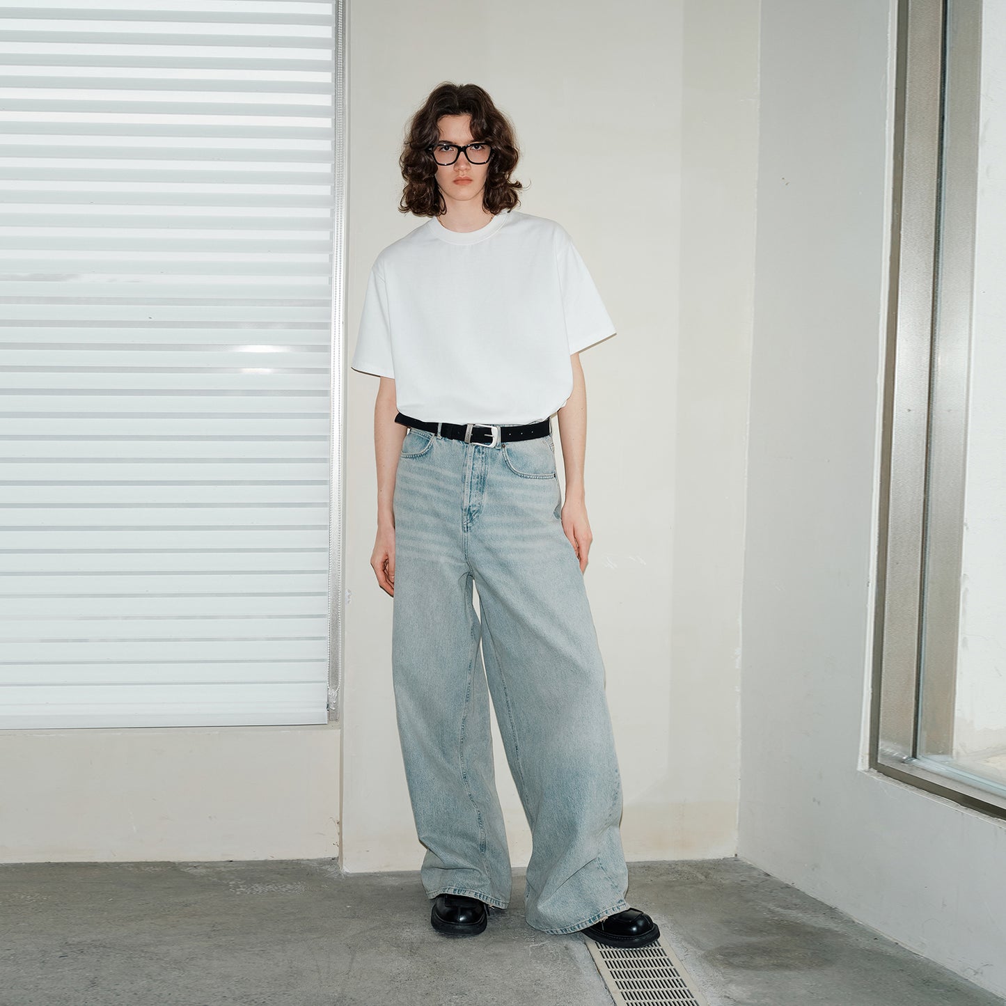 Lilbetter vintage eski osmon ko'k yuvilgan, keng oyoqli erkin yirtilgan jinsi shimlar ochiq ko'k