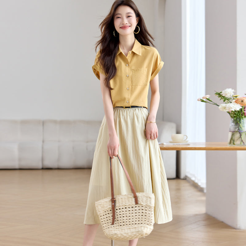 Pierre Cardin tomonidan ishlab chiqarilgan ayollar yubka-kurtkasi kostyumi