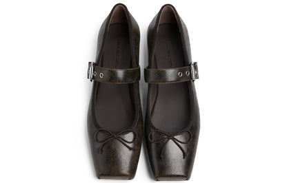 Charlz va Keyt ayollar poyabzali