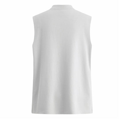 Paddy Julia harfli bosma naqshli yengsiz yelek orqali tartibsiz teshiklarni yuvib, modellari bilan erkaklar va ayollar