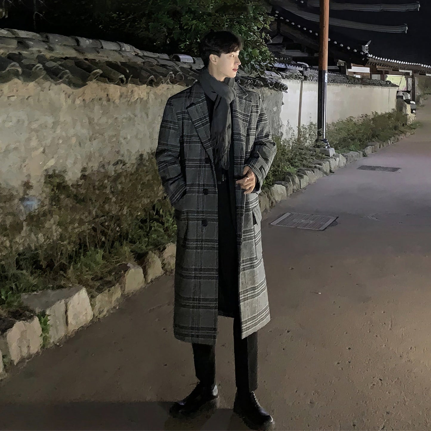 Yumshoq astarli o'rta uzunlikdagi tvid qalin tizzali koreyscha bo'shashgan britan uslubidagi pastki palto bir xil ko'krakli erkaklar va ayollar