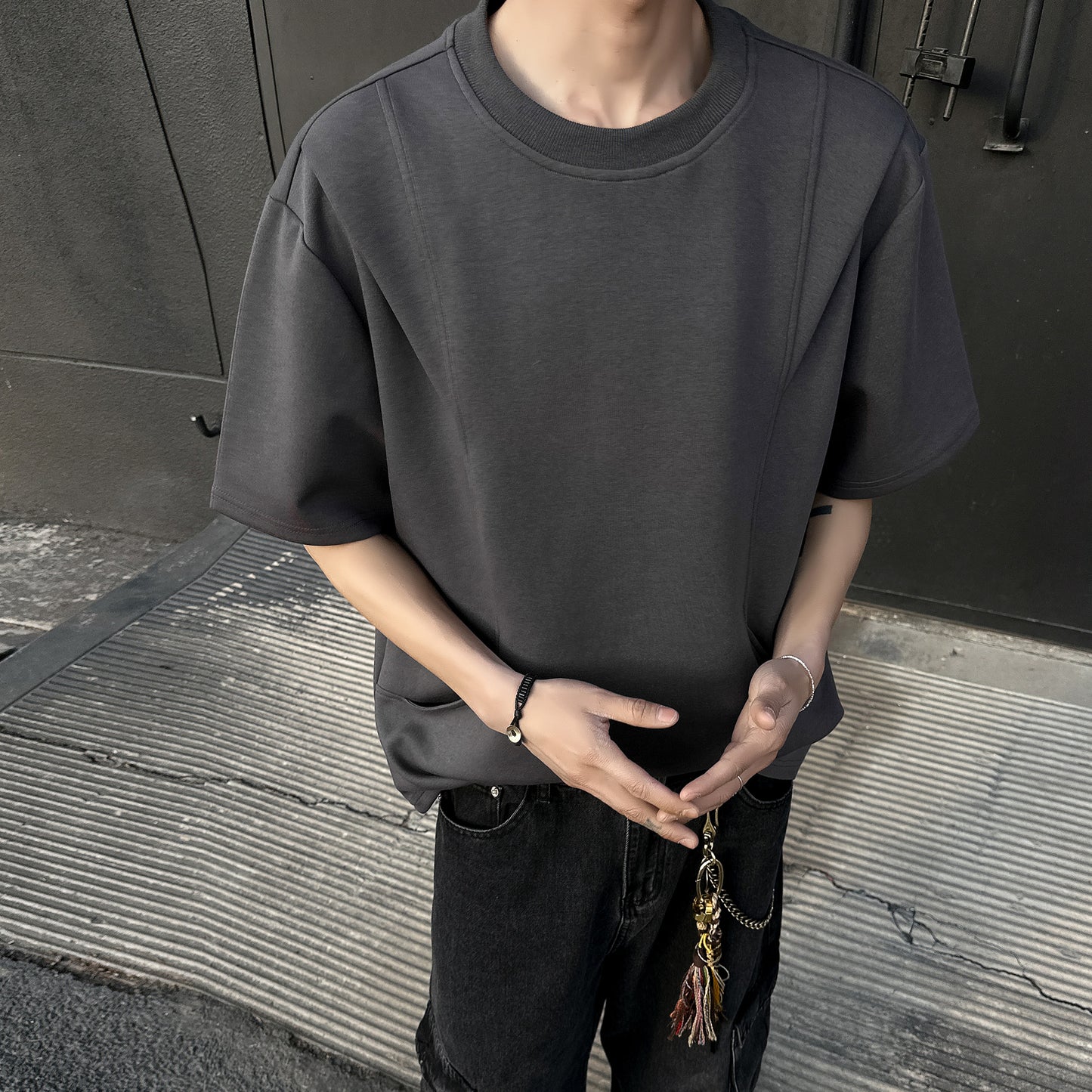 Paddy Julia bir xil rangdagi toza to'rtburchakli yelkali siluet, dekonstruksiya qilingan katta tuyg'usi yumaloq bo'yinli bo'shashgan yelkali ko'p qirrali besh chorak yengli qisqa yengli futbolka bir xil modeldagi erkaklar va ayollar