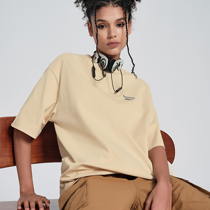 Reebok moda yo'nalishi Amerika oddiy qulay yuz dumaloq bo'yinli sport erkin qisqa yengli nafas oladigan dopaminli futbolka erkaklar va ayollar bej