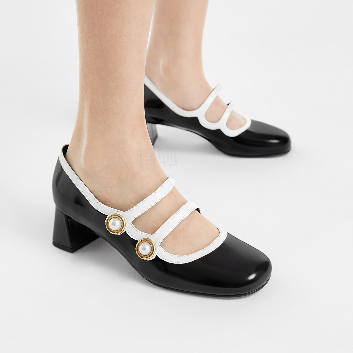 Charlz va Keyt ayollar poyabzali