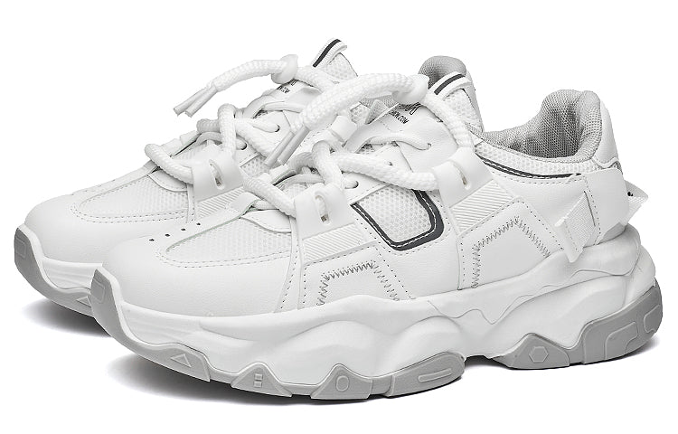 Erkaklar AAA 1955-yildan beri krossovkalar