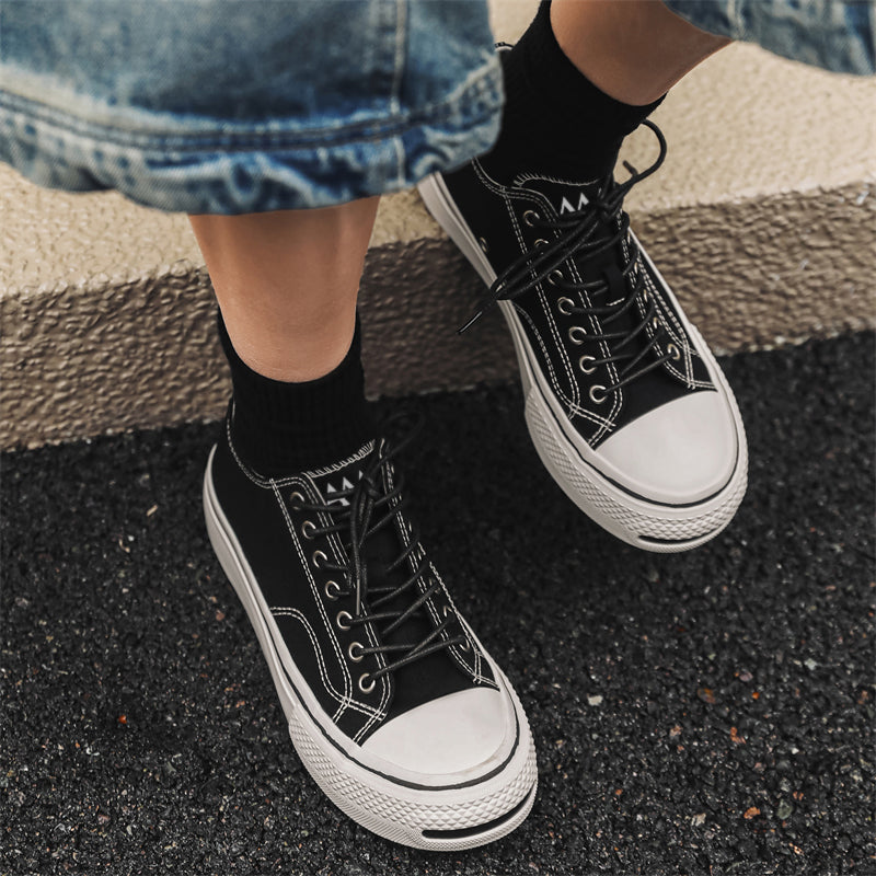 Erkaklar AAA 1955-yildan beri krossovkalar