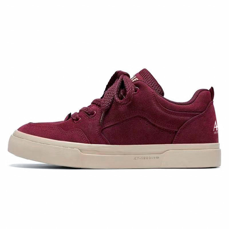 Erkaklar AAA 1955-yildan beri krossovkalar