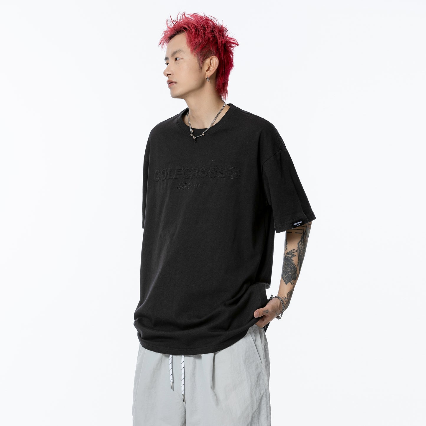 Golfkross harflari shimgichli bosilgan naqshinkor kashtado'zlik tasodifiy yumaloq bo'yinli yelkali qisqa yengli futbolkalar naqshli erkaklar va ayollar