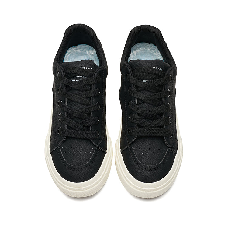 Erkaklar AAA 1955-yildan beri krossovkalar