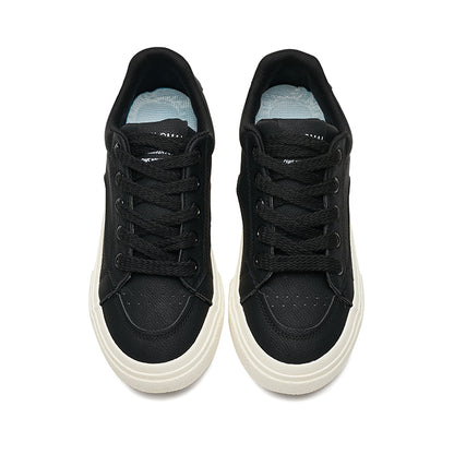 Erkaklar AAA 1955-yildan beri krossovkalar