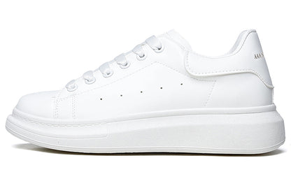 AAA 1955-yildan beri krossovkalar