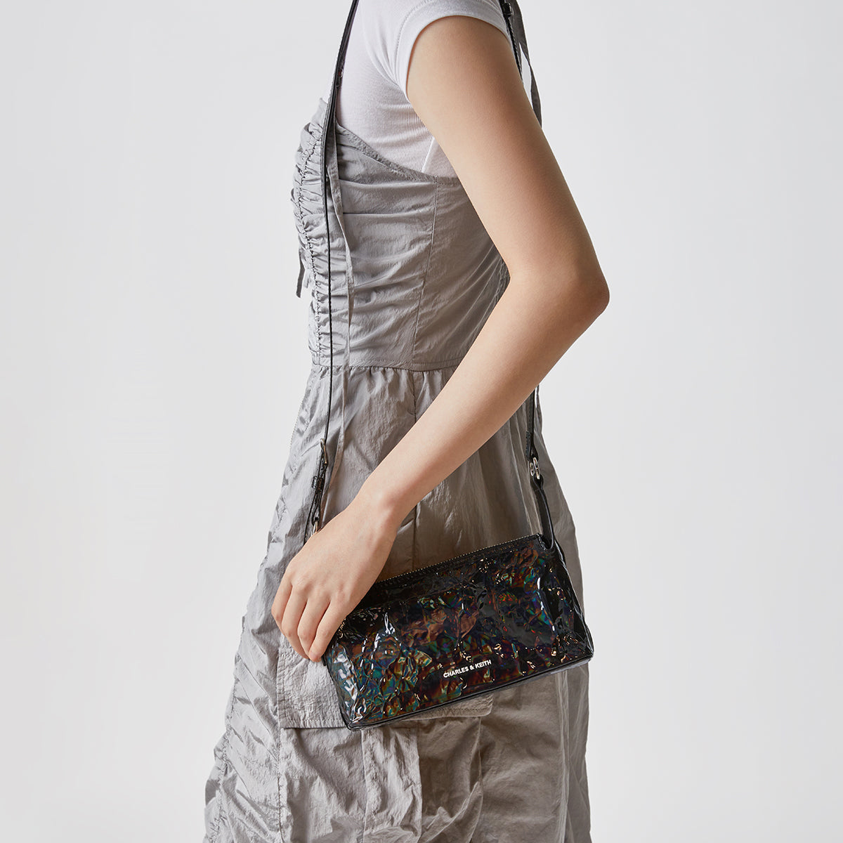 Charlz va Keyt "Pleated Oil" ayollar sumkasi