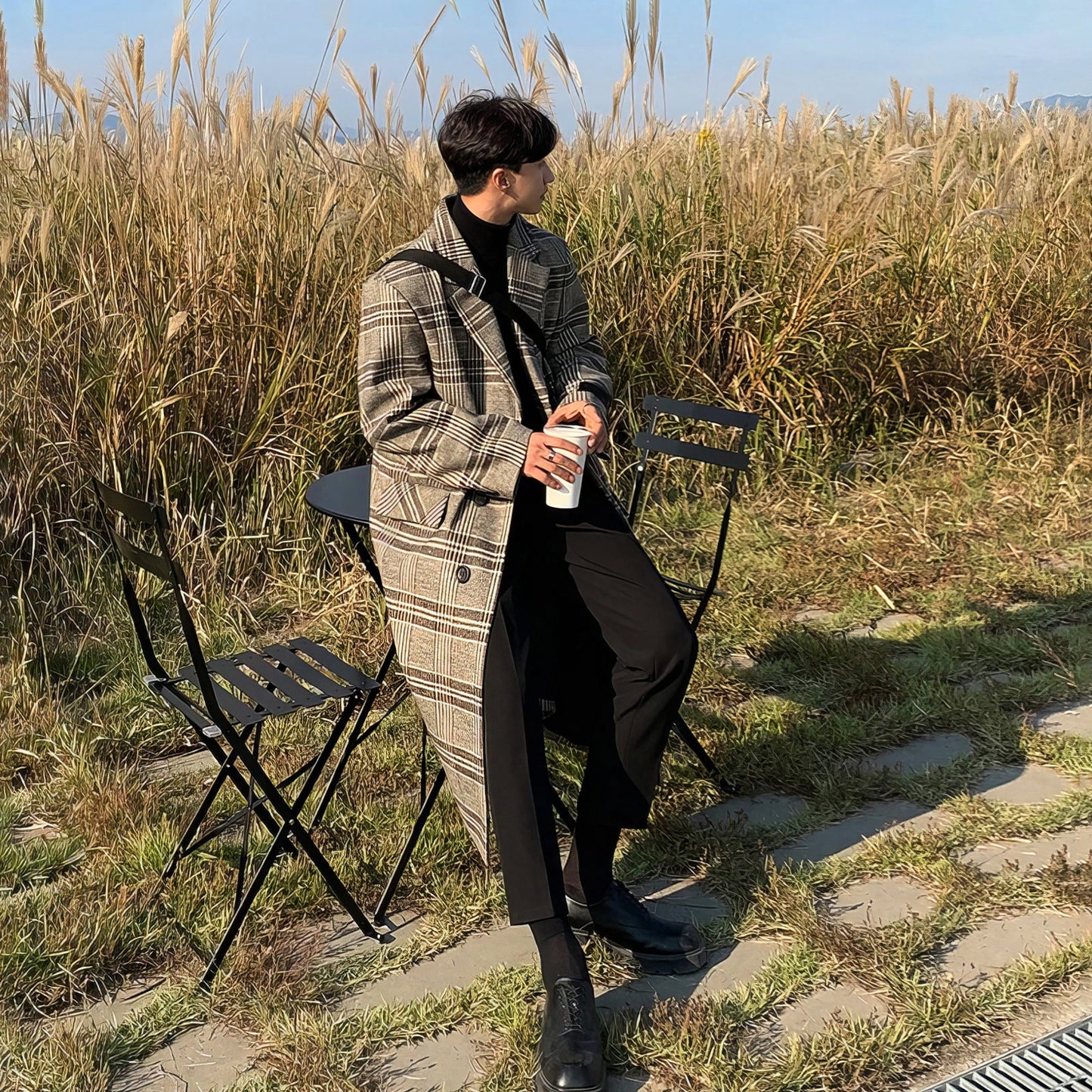 Yumshoq astarli o'rta uzunlikdagi tvid qalin tizzali koreyscha bo'shashgan britan uslubidagi pastki palto bir xil ko'krakli erkaklar va ayollar