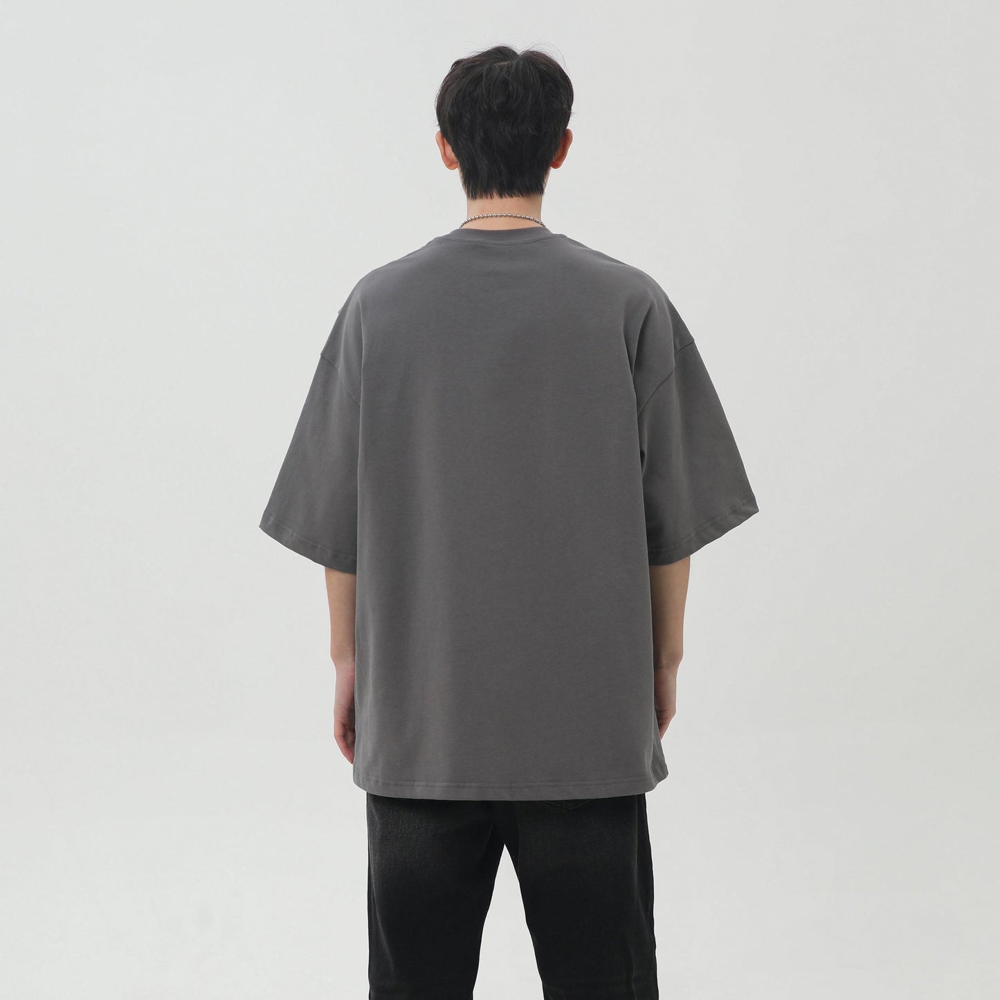 Paddy Julia bir xil rangdagi asosiy dekonstruksiya qilingan birlashma dizayn hissi yelkali bo'sh ko'p qirrali oddiy shamol qutisi versiyasi pastki qismdagi kalta yengli futbolka erkaklar va ayollar bir xil modellar