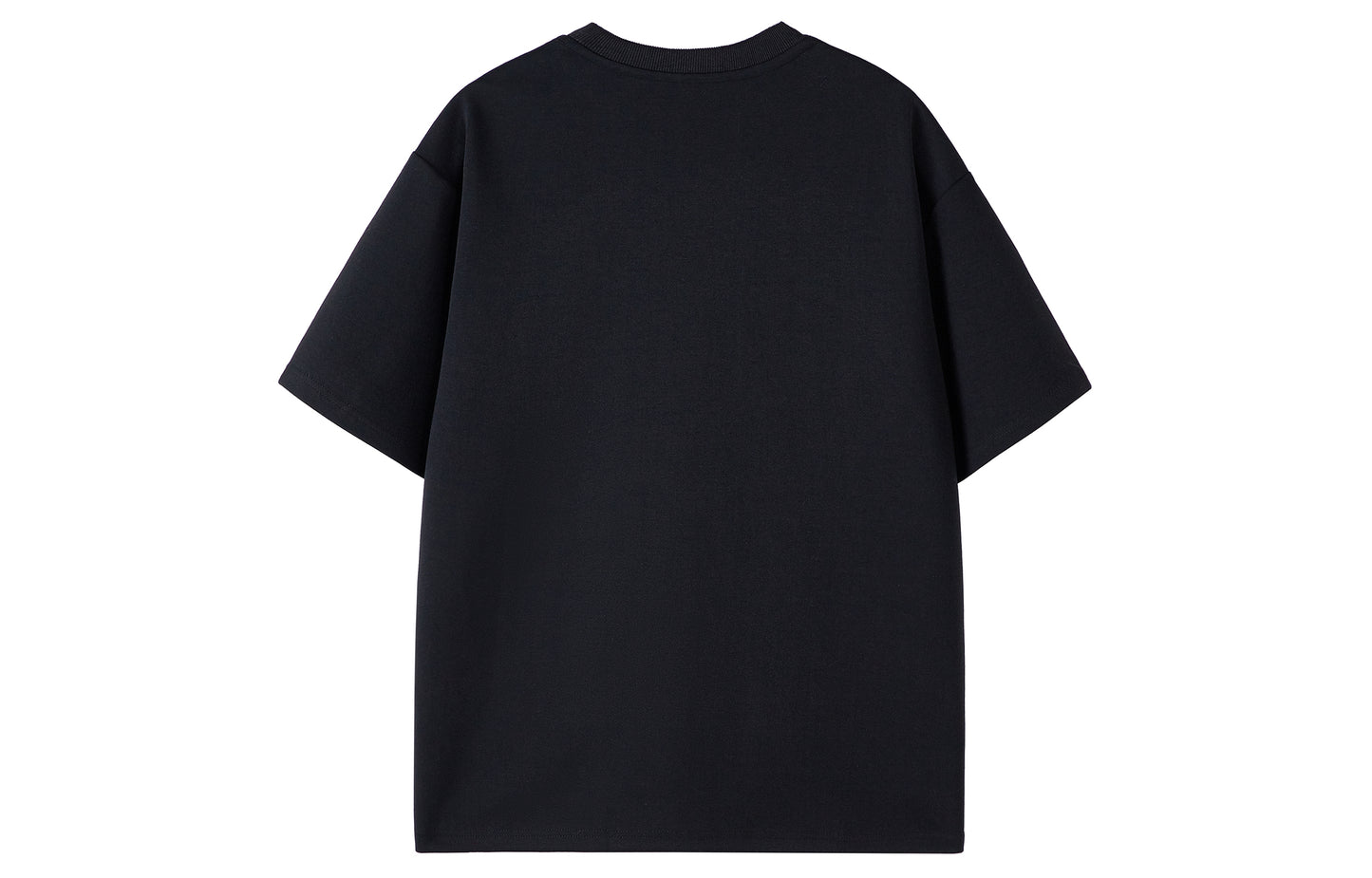 Paddy Julia bir xil rangdagi toza to'rtburchakli yelkali siluet, dekonstruksiya qilingan katta tuyg'usi yumaloq bo'yinli bo'shashgan yelkali ko'p qirrali besh chorak yengli qisqa yengli futbolka bir xil modeldagi erkaklar va ayollar