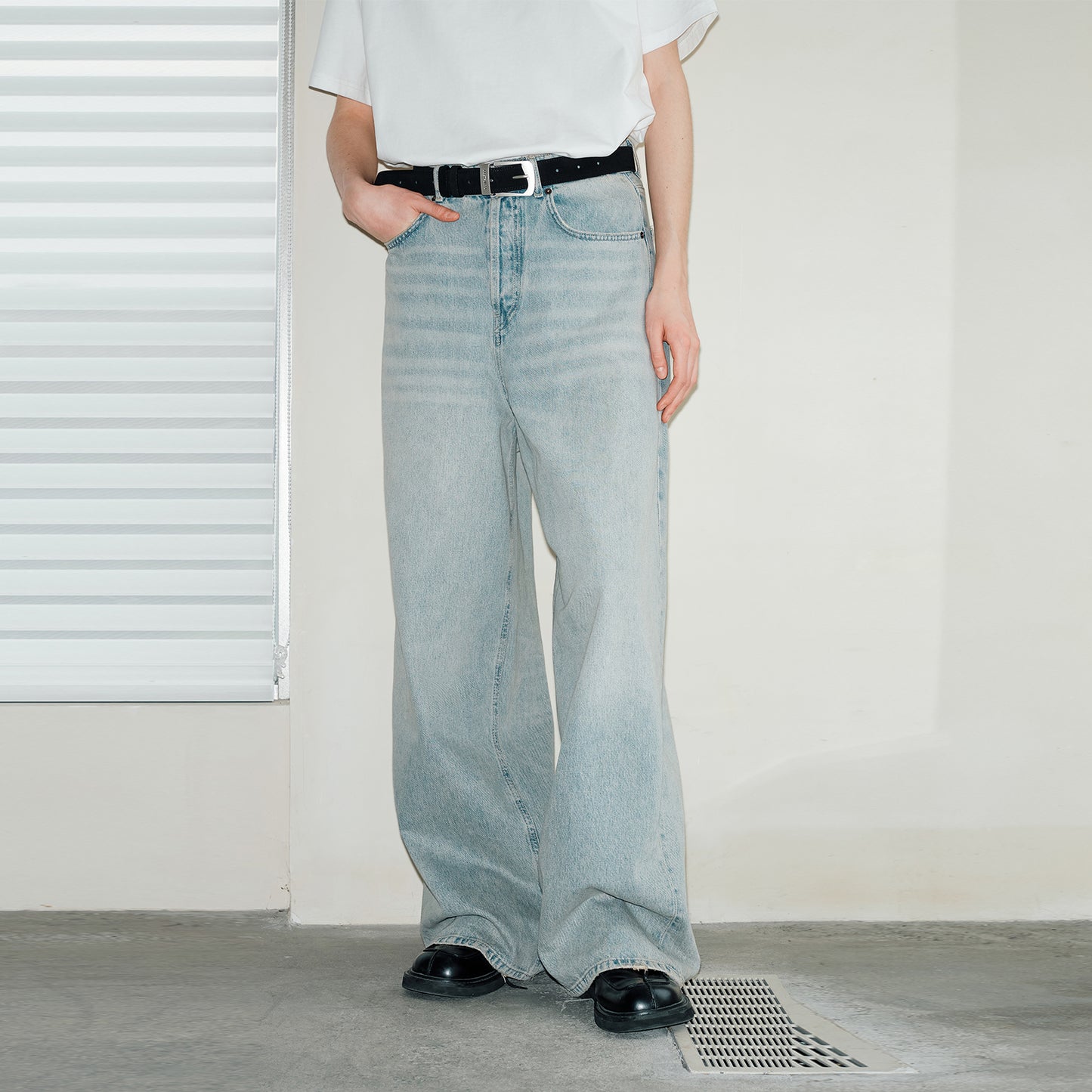 Lilbetter vintage eski osmon ko'k yuvilgan, keng oyoqli erkin yirtilgan jinsi shimlar ochiq ko'k