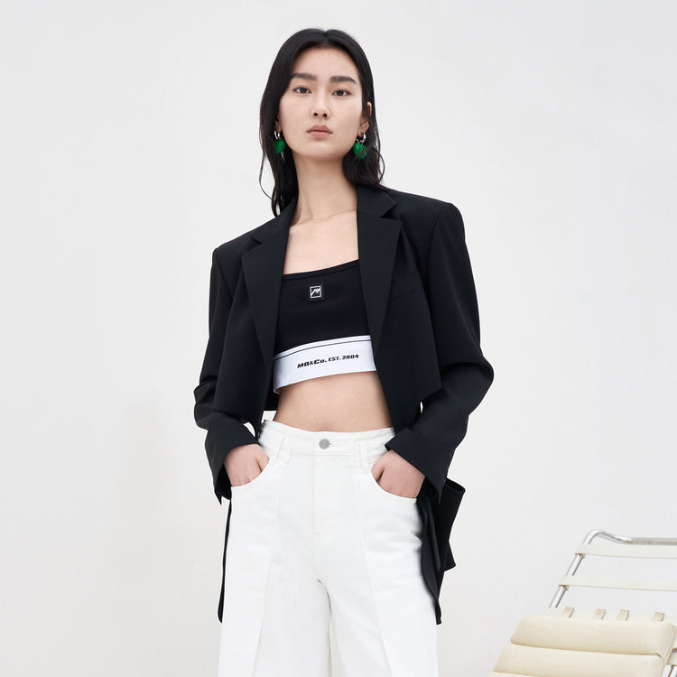 Moco dekonstruksiya qilingan dizayndagi yuqori belli kesilgan metall tugmali keng yelkali blazer ayollar qora