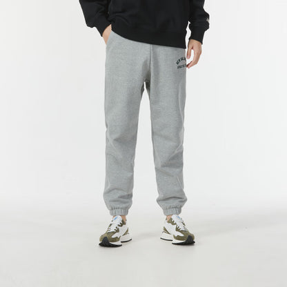 New Balance maktubli bosma ipli, nafas oluvchi yugurish trikotajli erkaklar sport shimlari kulrang