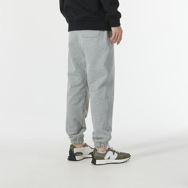 New Balance maktubli bosma ipli, nafas oluvchi yugurish trikotajli erkaklar sport shimlari kulrang