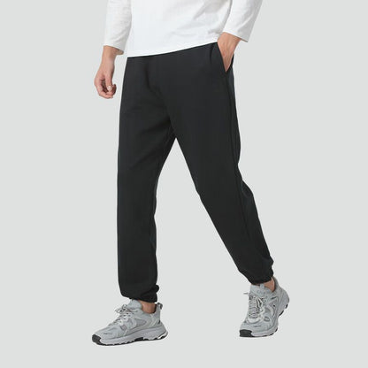 New Balance FW24 Erkaklar uchun qulay nafas oladigan sport shimlari, qora