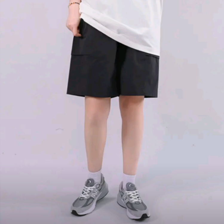 New Balance erkaklar uchun qora tekis to'rli shortilar