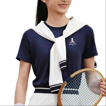 Le coq sportif brendi logotipi shablonlari ochiq havoda kundalik sport ekipaji bo'yinbog'li kalta yengli futbolka ayollar