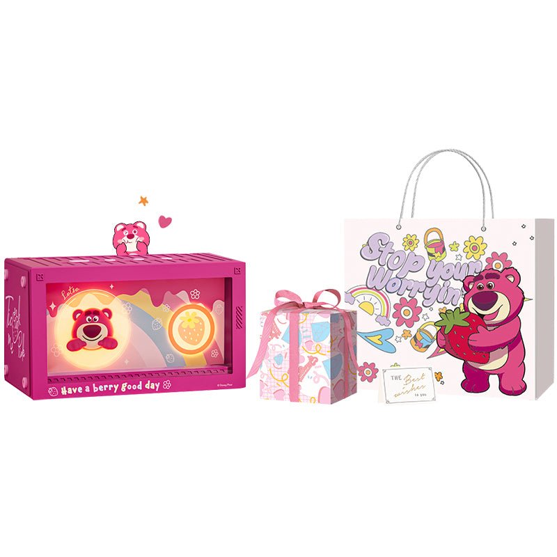 Disney Strawberry Bear ko-brend seriyali stereo bluetooth dinamik yorug'lik qo'g'irchog'i tungi yorug'lik yotoqxonasini bezatish yoqimli va amaliy ma'noli keksa qizning tug'ilgan kuni sevgilisi sovg'asi universal sovg'a to'plami