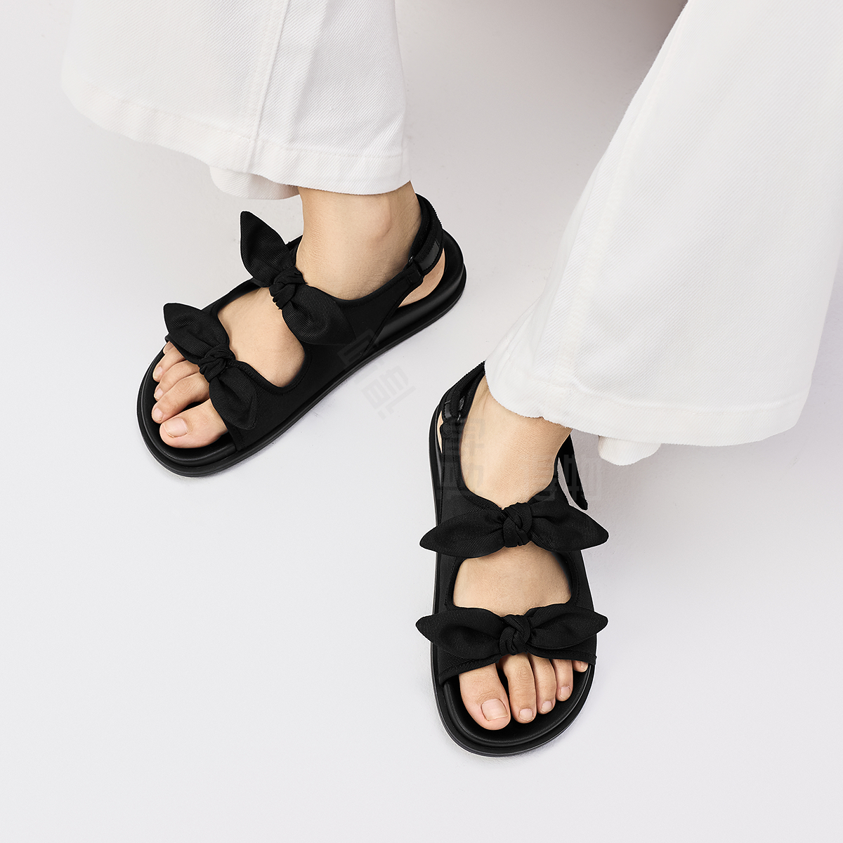 Charlz va Keyt ayollar sandallari