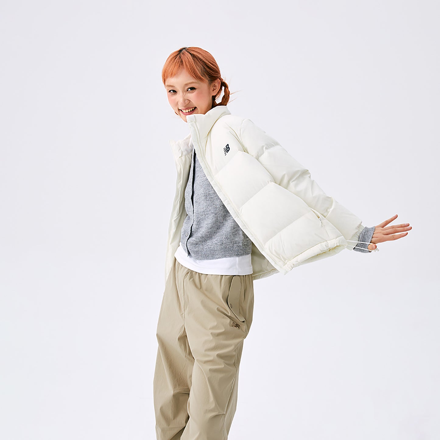 New Balance sport life to'plami brend logotipi engil tekis rangli fermuarli etagi sozlanishi stendli yoqa o'rdak past qalpoqsiz oddiy nonli past ko'ylagi ayollar fil suyagi