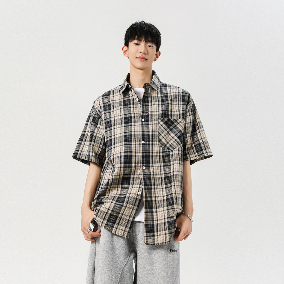 Igoi amerikalik retro yuzlik, bir xil paragrafli, erkin yupqa kesmali, yelkali, kalta yengli erkaklar va ayollar ko'ylagi