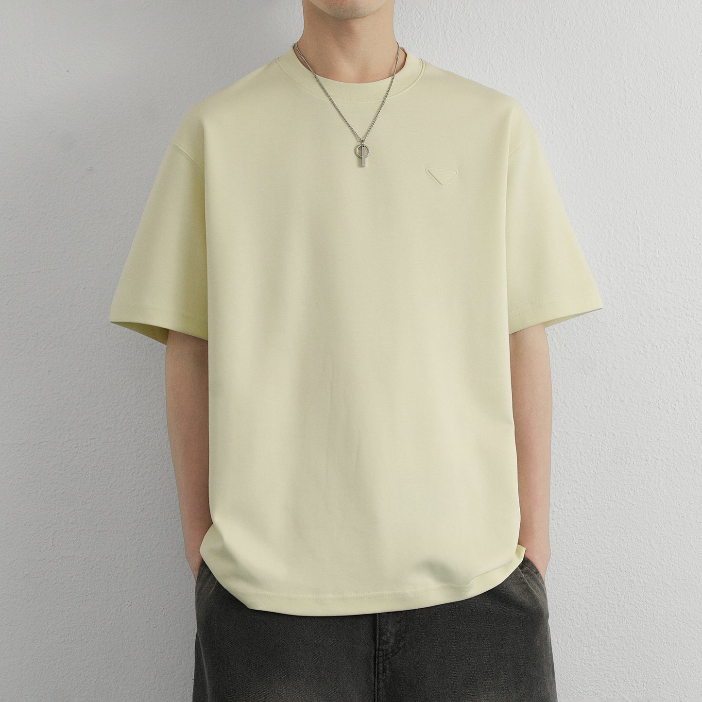 Hvga asosiy modellari eski pul uslubi yumshoq va qulay teri salqin tuyg'u yarim yengli pastki ko'ylak Amerika tekis rangli moda shaxsiyat trendi tasodifiy erkin qisqa qisma futbolkalar bir xil modellar bilan erkaklar va ayollar