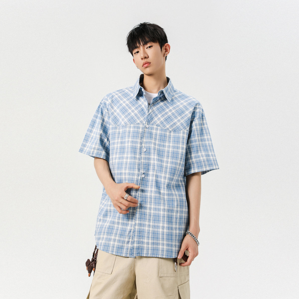 Balog'atga etmagan yaponiyalik Igoi har kuni bir xil modeldagi erkaklar va ayollarning qisqa yengli ko'ylaklari